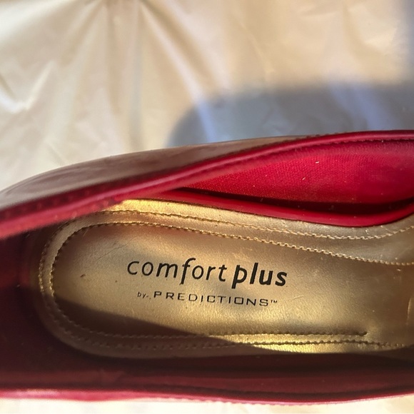Preowned….. ComfortPlus size 7. Red with gold buckle. Still is good condition. - Picture 2 of 8